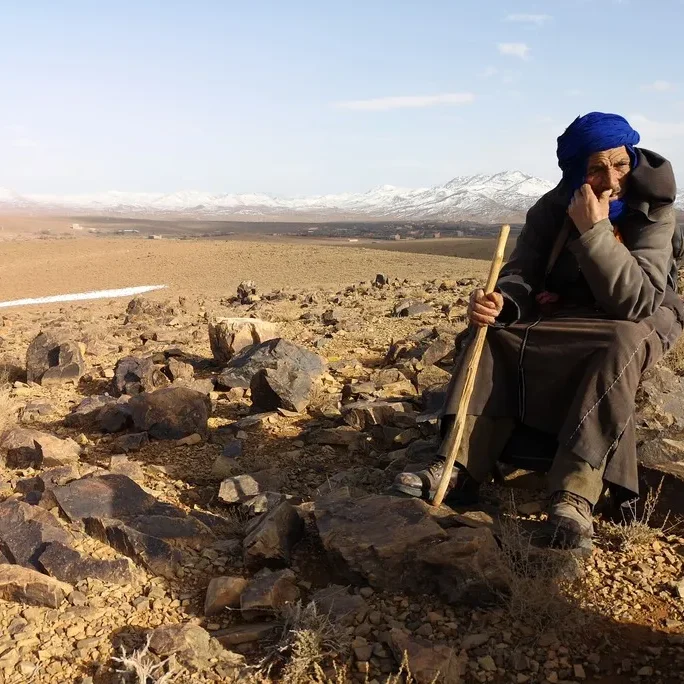 Berber sitzt auf Steinen