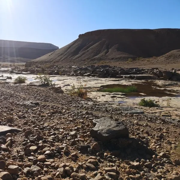 Krater Landschaft mit kleinem Gewässer